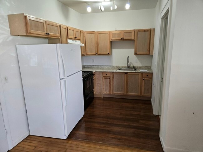 Photo - 940 Bay St NE