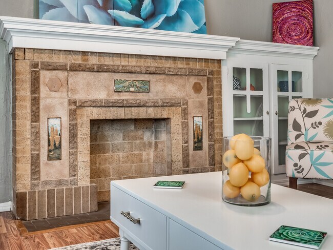 Antique faux fireplace - 529 NW 32nd St Casa Adosada