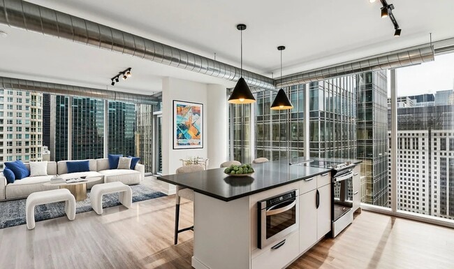 Photo - 165 W Kinzie St