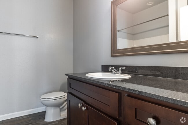 2BR, 2BA - 983SF - Bathroom