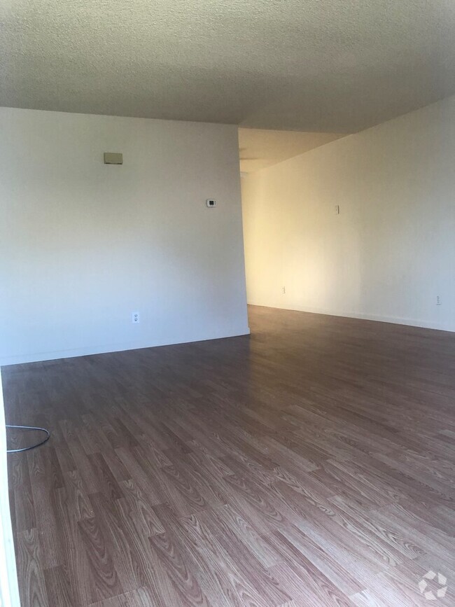 Building Photo - Cozy 2 bedroom duplex in Turlock Rental