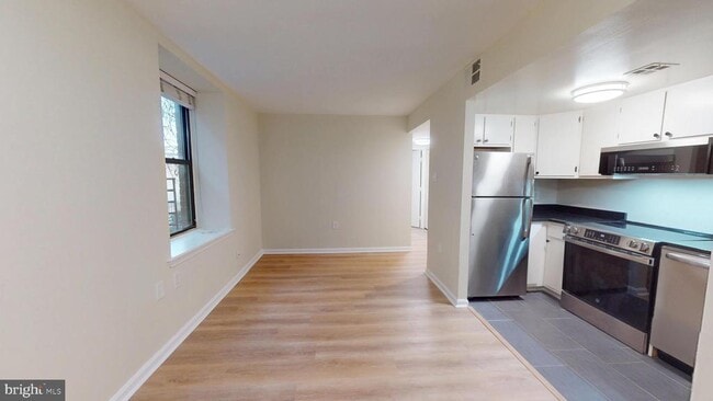 Building Photo - 1438 Meridian Pl NW Unit 102