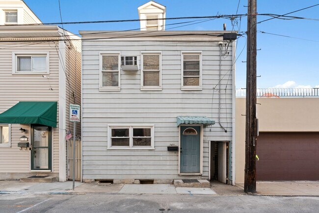 Photo - MOVE IN SPECIAL! SCORE HALF OFF 1ST MONTH'...