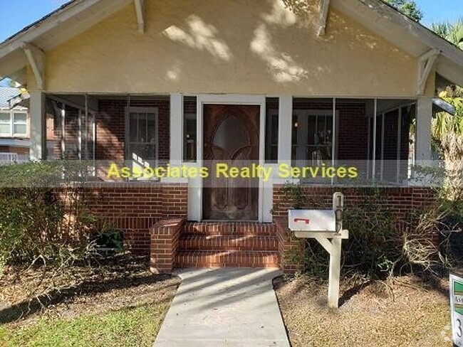 Building Photo - Walk to UF!   Cute/Historic 3 bedroom, 2 b... Rental