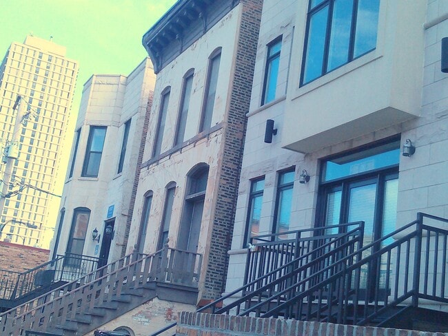 Building Photo - 421 W Armitage Ave Unit 1