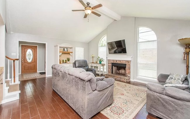 Photo - 105 Larchwood Dr
