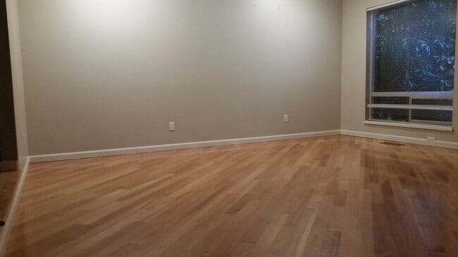 Photo - Cozy 4 beds with huge bonus room in Bellevue with private access to Phantom Lake