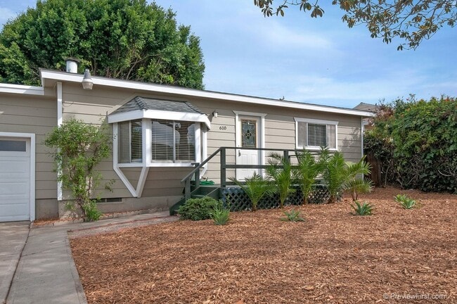 Building Photo - Super Cute Beach Cottage on an Oversized O... Rental