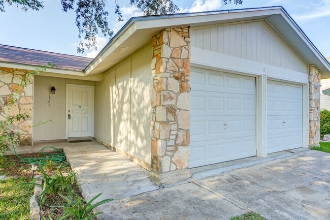 Photo - One Story Rental Home located near FM 78 and Walzem available for asap move in!