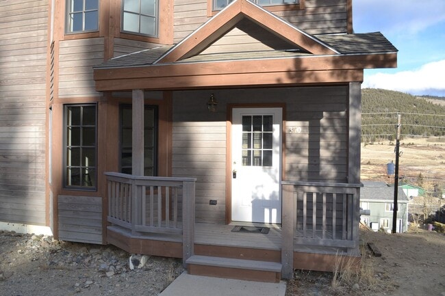 Building Photo - Oak Street Duplex Unit 370