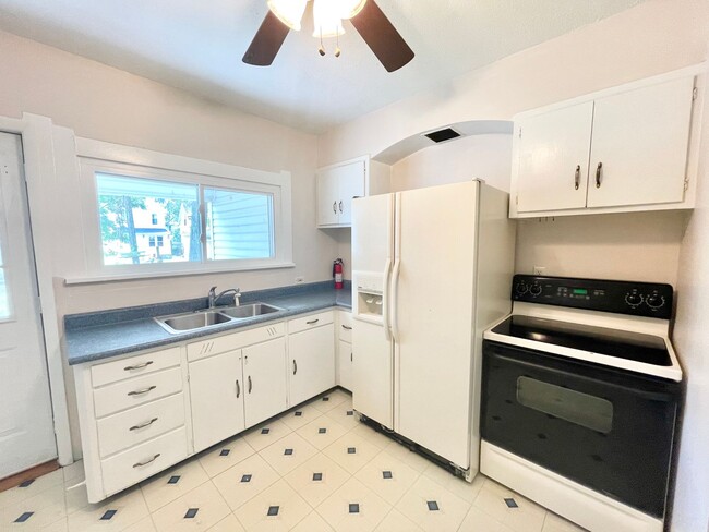 Photo - 218 Gates Ave Unidad Down