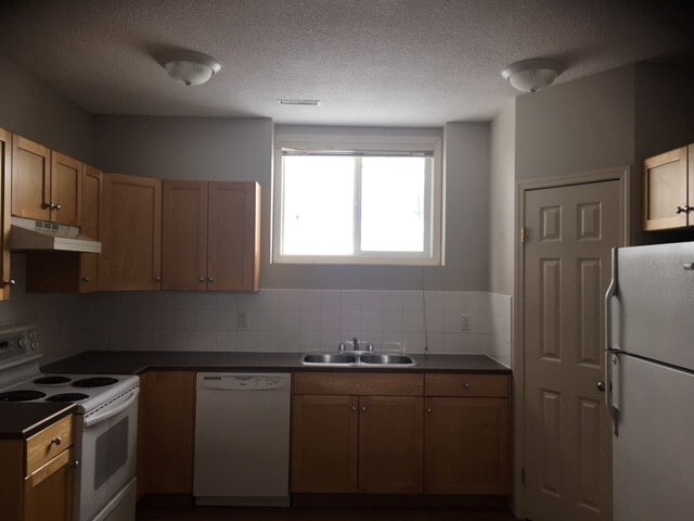 Building Photo - 2 Bed 1 Bath Unit Lower