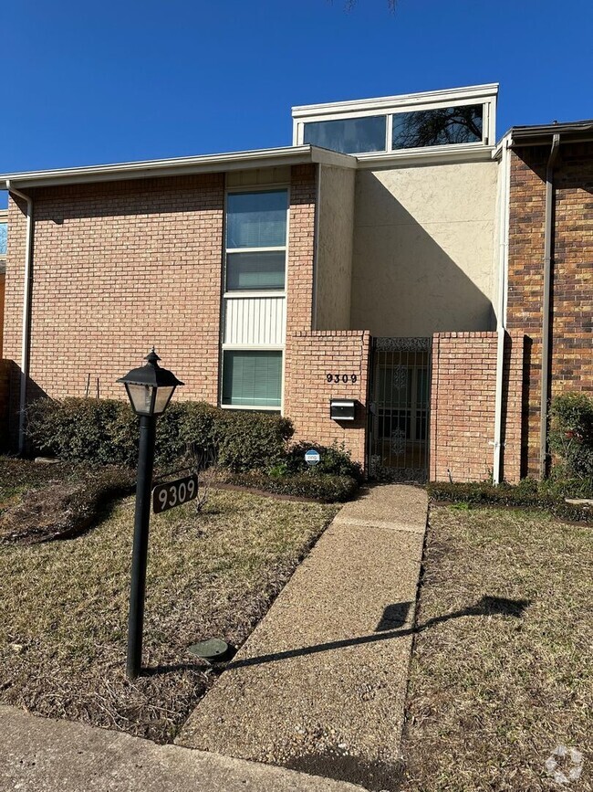 Building Photo - Spacious 4BR Townhome in Dallas