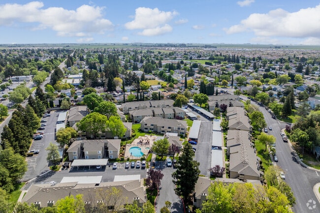 2BR, 2BA - 1002SF Context