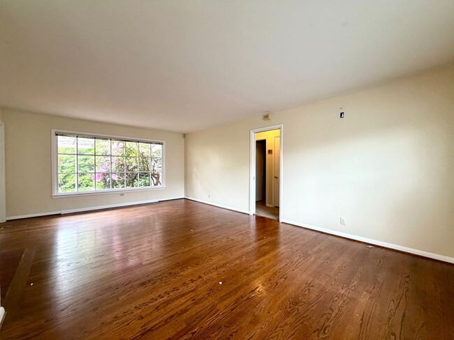 Photo - Stunning Two-bedroom In SW Portland~ Great Natural Light~ Two Wood Burning Fireplaces~ Garage wit... Unidad 5272