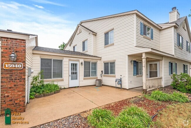 Building Photo - 3 Bedroom End Unit Townhouse