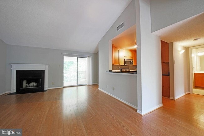Photo - 1503 Lincoln Way Unidad 304B