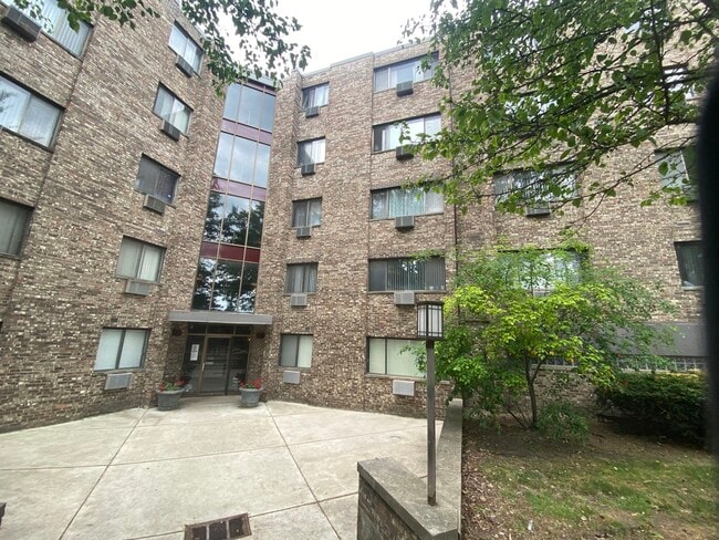 Building Photo - 5306 N Cumberland Ave Unit 306 Rental