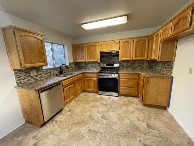 Photo - 928 Hemming Way