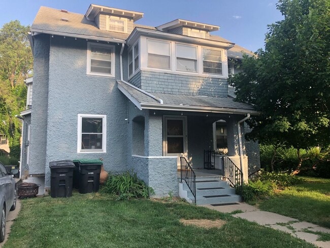 Building Photo - Recently Renovated - Spacious 5 Bedroom, 2... Rental