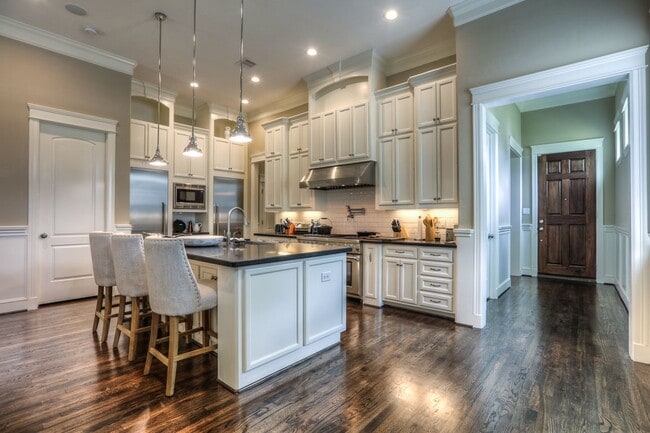 Photo - 922 Alexander St