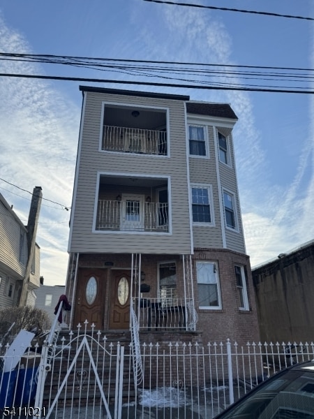 Building Photo - 590 Hawthorne Ave Unit 1