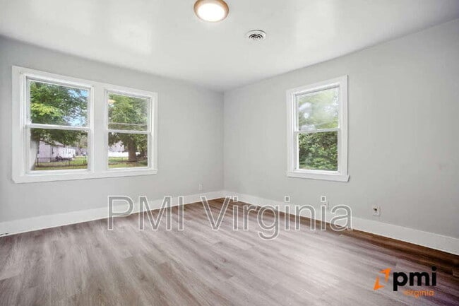 Photo - 2727 Jamestown Ave