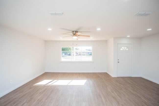 Photo - Fully Renovated 3/2/2!