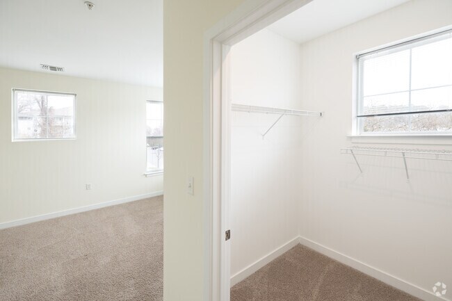 1BR, 1BA - 820SF - Closet - Diamond North Apartments