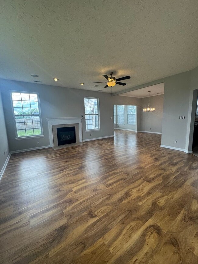 Building Photo - Three Bedroom Home with Fenced in Yard!