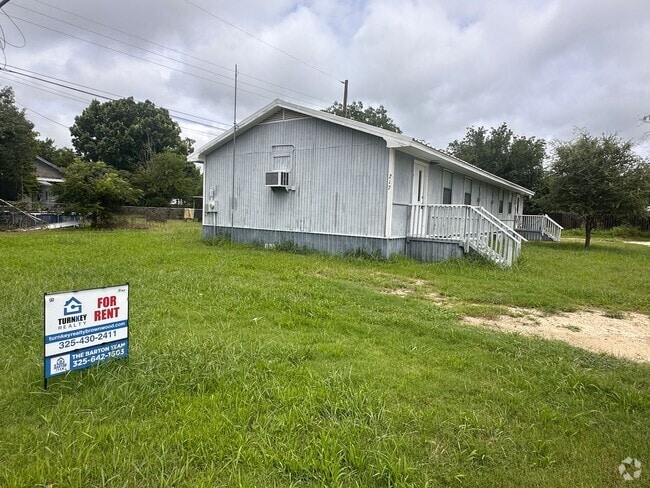 Building Photo - 2 bedroom 1 bath Duplex | Full Size Laundr... Rental