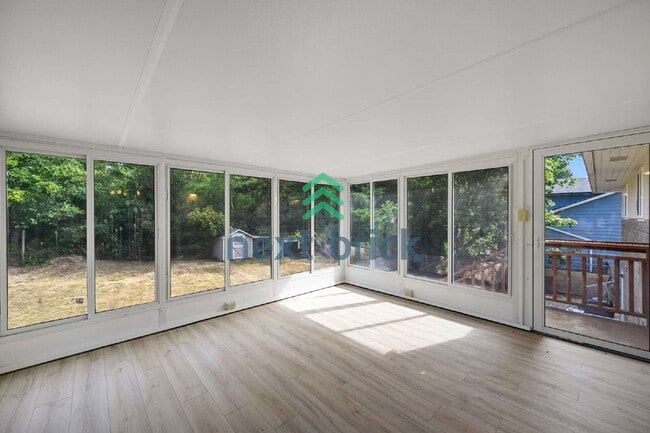 Charming 3-Bedroom Edmonds Home with 2 Full Baths and Spacious 1982 Sq. Ft. Living Space!