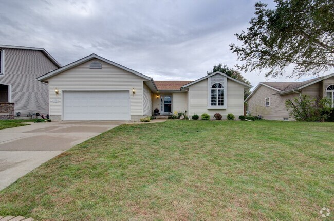 Building Photo - Updated 3 bedroom ranch Rental