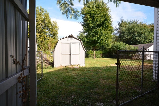 Photo - 3 Bedroom, 1 Bath totally fenced-in yard