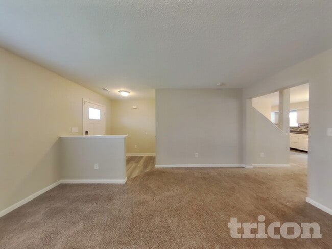 2195 Lakecrest Dr