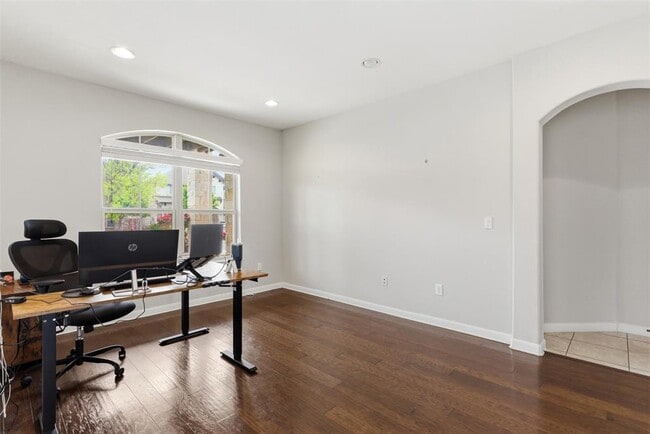 Photo - 2409 Muzzie Ln