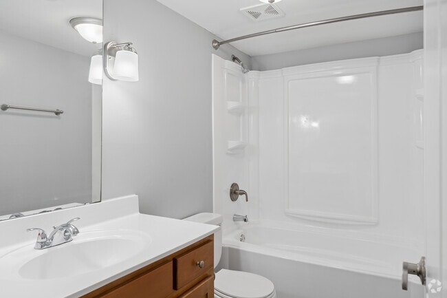 1BR, 1BA - 665SF - Primary Bathroom