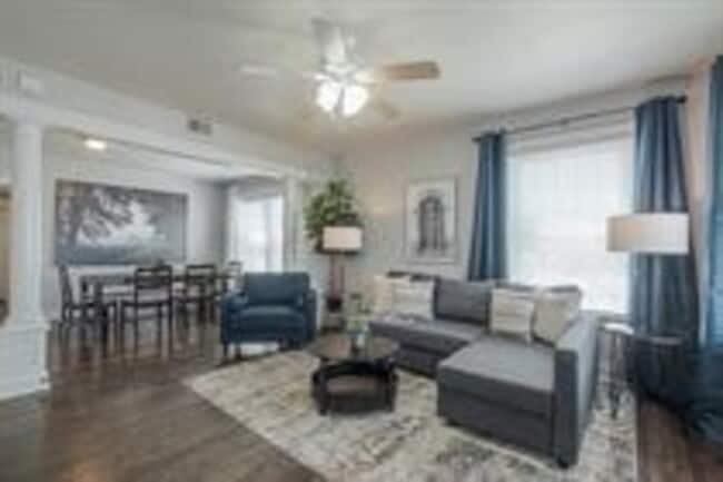 Photo - 3835 Central St