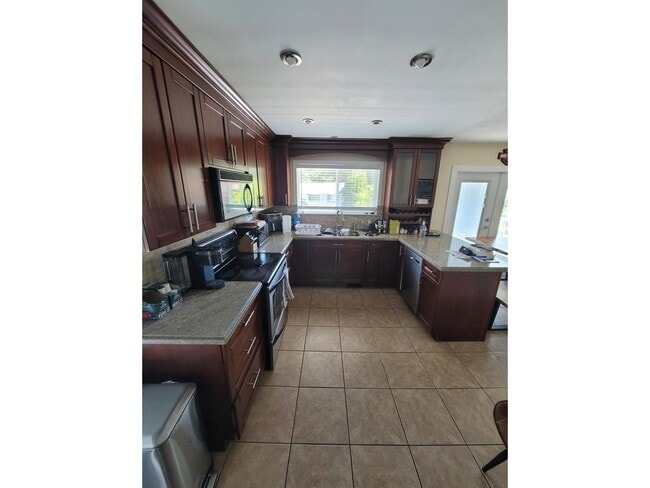 Photo - 4749-207A 207a St