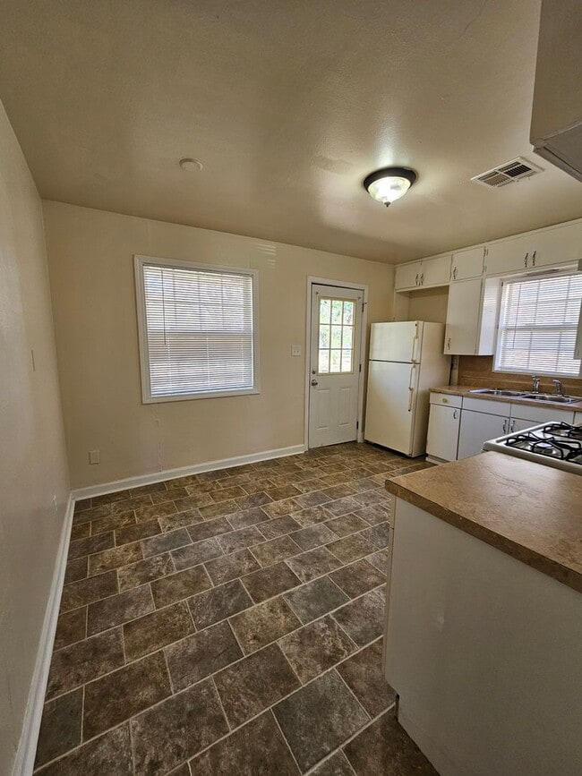 Photo - (3) Bed/(1) Bath in Core Norman Avail NOW!
