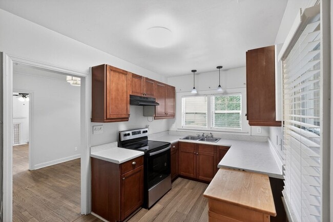 Photo - 879 Sylvan Pl SW