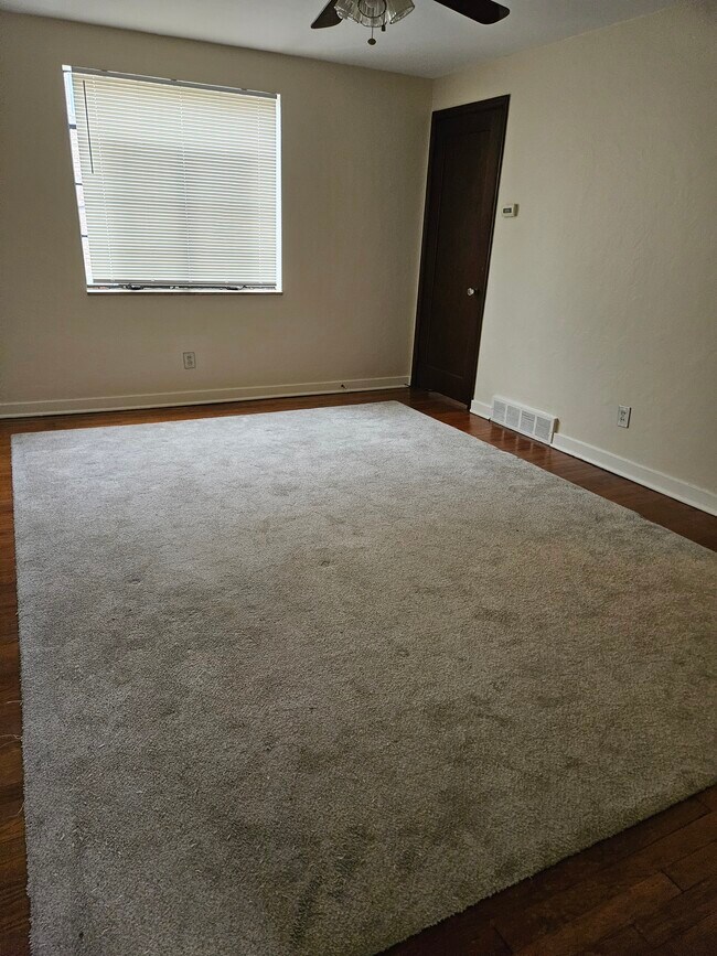 Livingroom - 609 Tingley Ave Unit 609