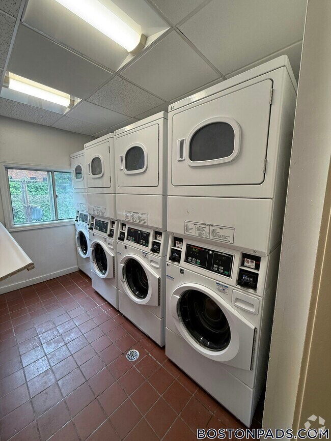 Building Photo - 1223 Beacon St Rental