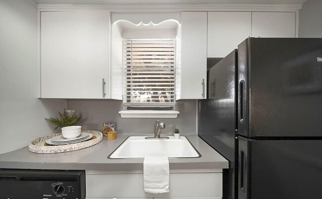 Photo - Avery Park & Square Apartments