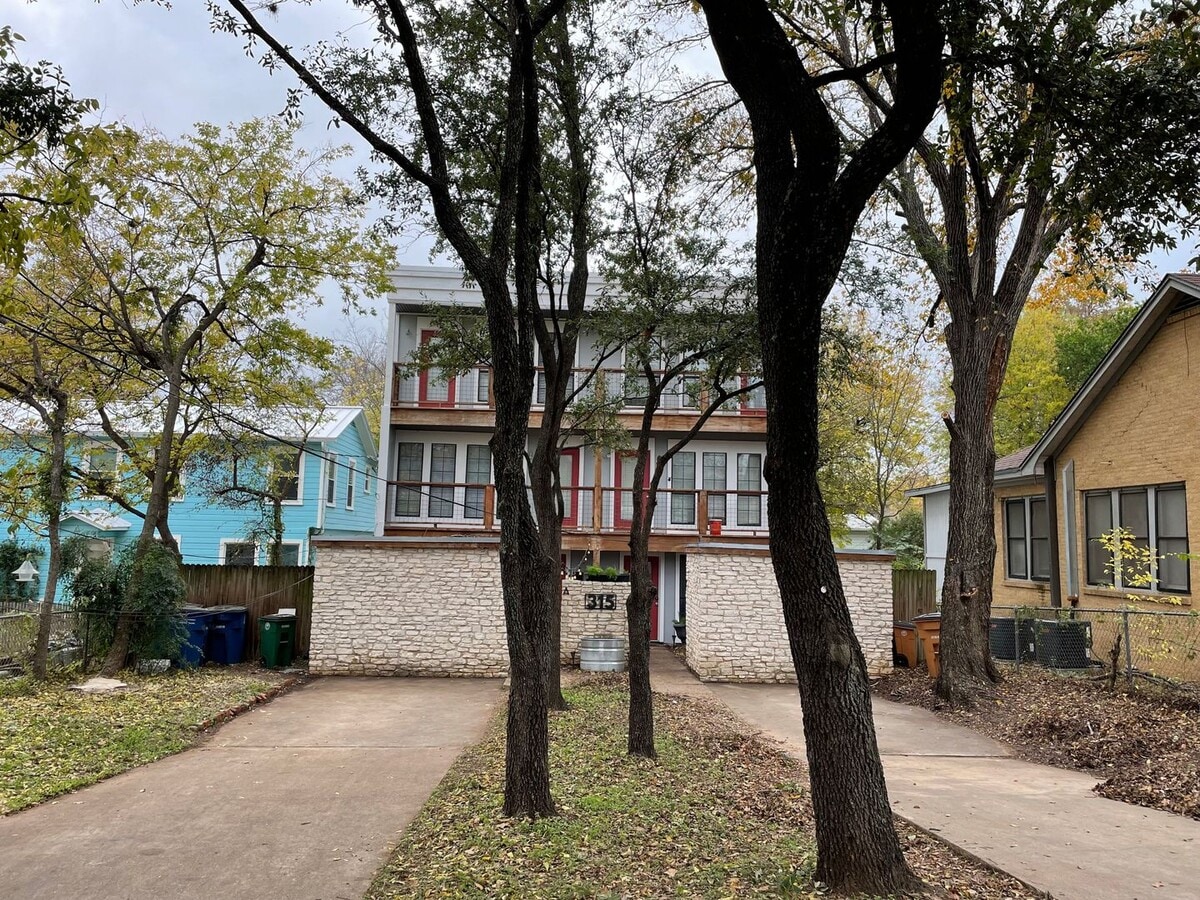 Photo - 4 Bedroom Duplex Near Medical District