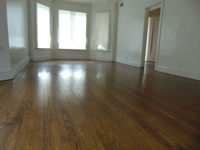 Building Photo - 7342 S Harvard Ave Unit 2