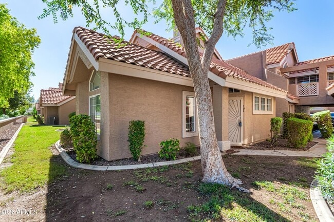 Building Photo - 1633 E Lakeside Dr