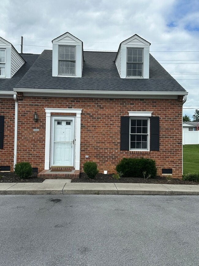 Building Photo - 2 Bedroom / 2 Bath Brick Condo - Bristol, TN