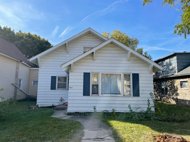 Building Photo - 3 Bedroom On Evergreen! Rental