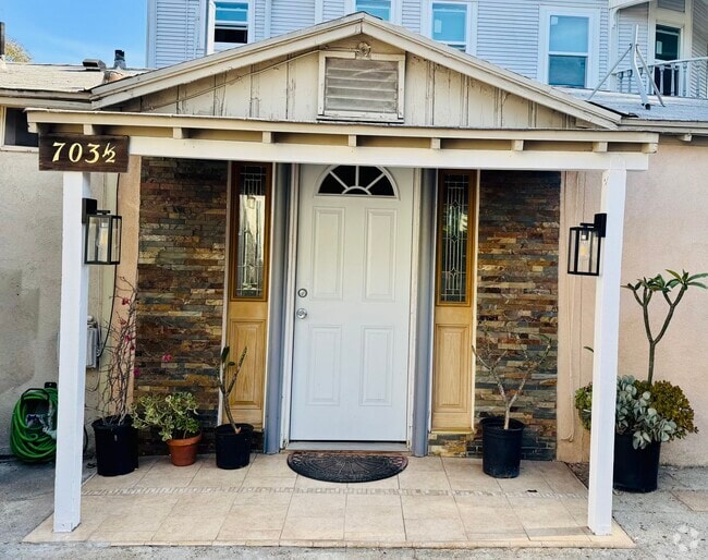 Building Photo - 701 W Doran St Unit 703A Rental